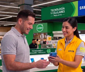Asesora de CELYA atendiendo a un cliente en la sección de tecnología