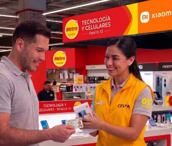 Cliente entregando su cédula a la asesora de CELYA