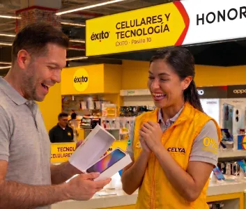 Cliente recibiendo su celular nuevo en la tienda